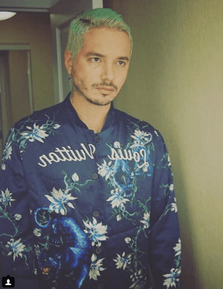 Pero bueno, él ha tenido el cabello rosa, verde, azul, morado y de varios colores más.