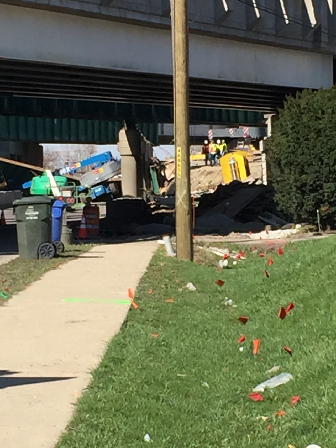 Se ha reportado que cuatro personas estaban trabajando en la reconstrucción de la Jane Addams Memorial Tollway removiendo unas vigas alrededor de las 3:30 am cuando una grúa que sostenía una de las vigas falló, lo que causó que cayera sobre los trabajadores.