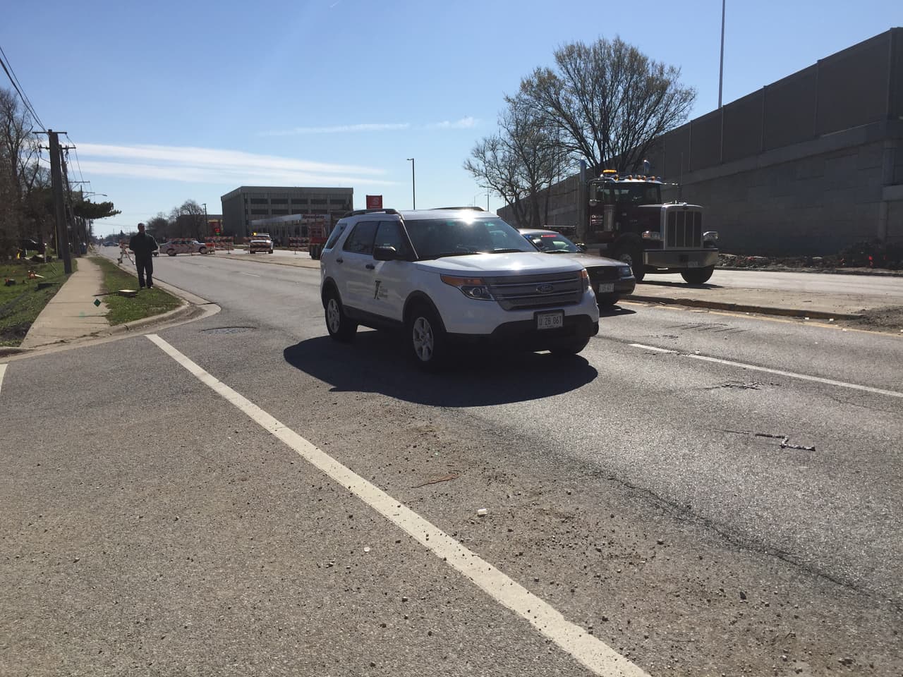 La avenida Touhy está cerrada entre la Wolf y la Lee mientras la investigación sigue su curso y no se espera que reabrá por varias horas más.
