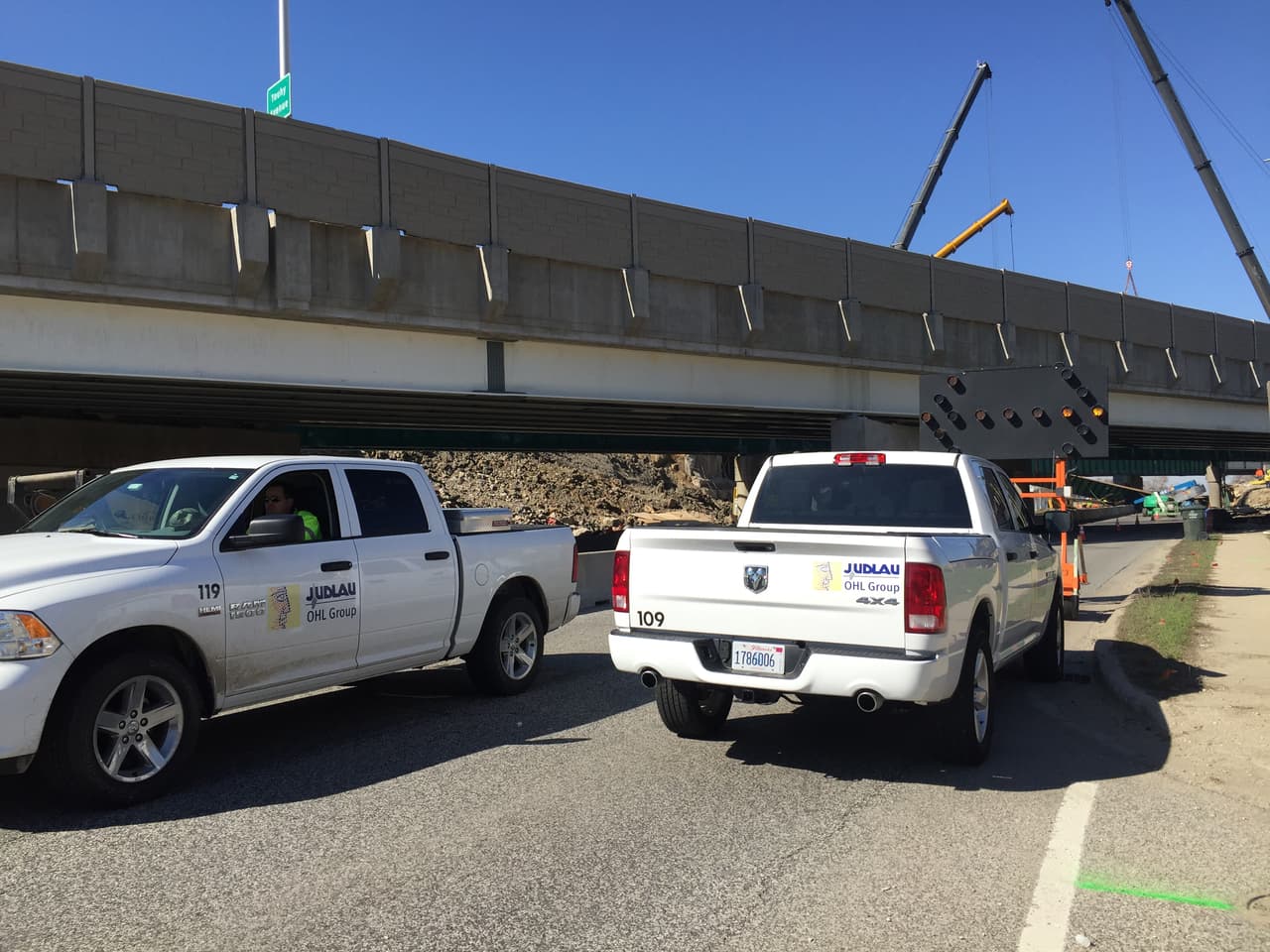 Los otros tres empleados de la construcción sufrieron heridas menores y fueron llevados al Lutheran General y al Northwest Community Hospital en Arlington Heights.