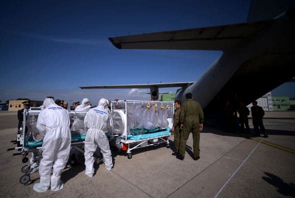El gobierno evalúa la posibilidad de establecer controles más estrictos en aeropuertos para evitar la entrada de nuevos pasajeros con ébola.