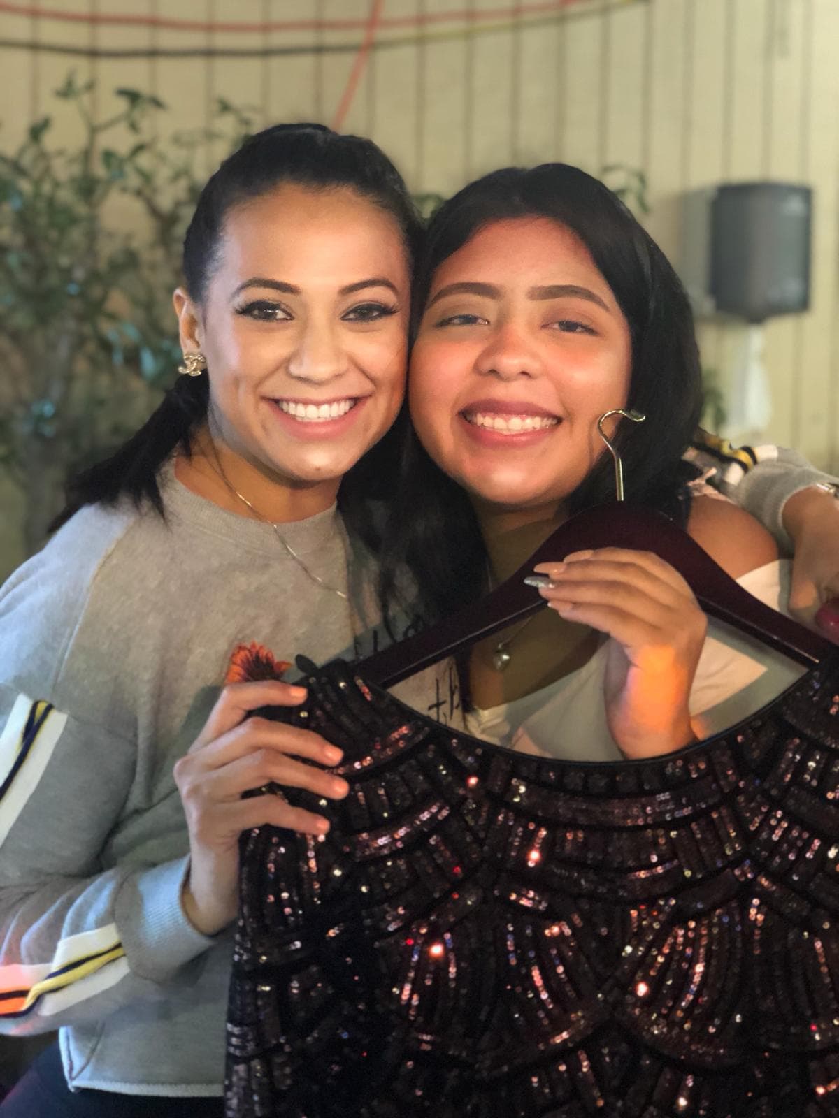 Como si hubiera sido hecho para ella, el vestido le quedó 'como anillo al dedo'.