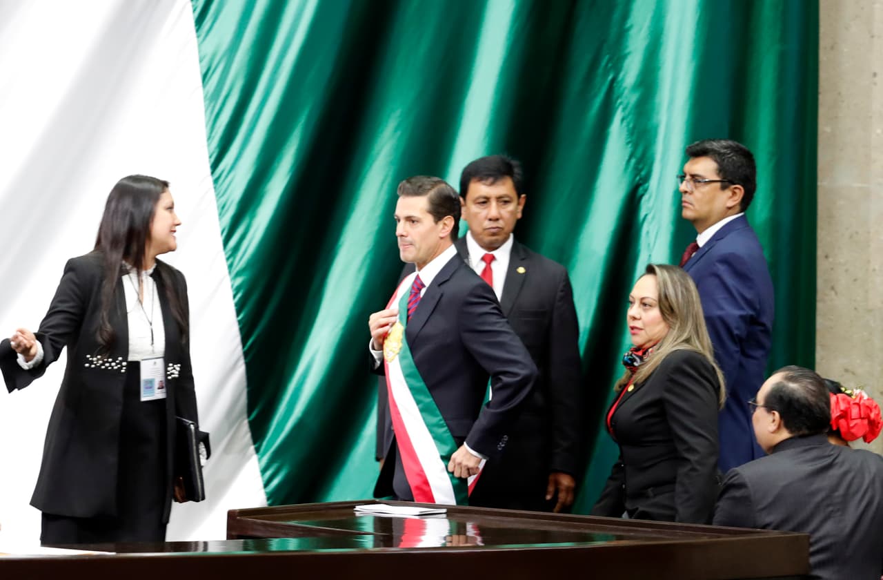 Vistiendo la banda presidencial, el saliente presidente mexicano, Enrique Peña Nieto, entraba al Congreso Nacional para la toma de posesión de Andrés Manuel López Obrador.