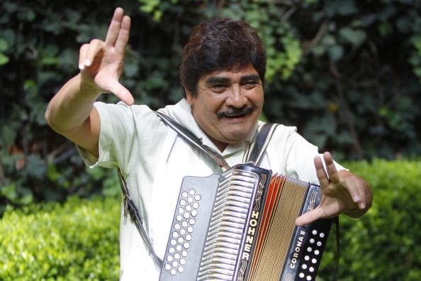 <b>Celso Piña.-</b> El famoso cantante, compositor, arreglista y acordeonista, conocido como 
<a href="https://www.univision.com/famosos/muere-legendario-musico-mexicano-celso-pina-a-los-66-anos-de-edad-fotos">'El Rebelde del Acordeón'</a>, murió de forma sorpresiva el pasado 21 de agosto, a causa de un infarto. 
<br>