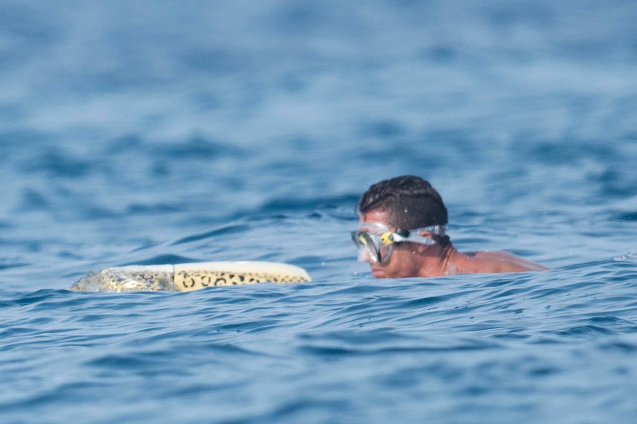 Seguro esos músculos te sirven de flotadores.