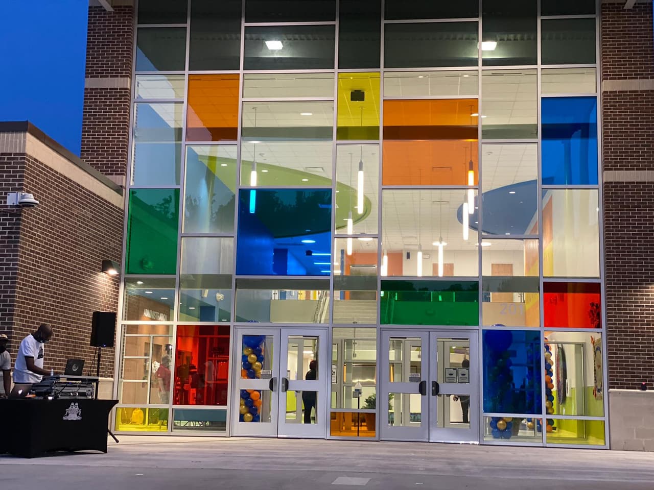 Aunque varios estudiantes reportaron dificultades para conectarse a sus clases en su primer día.
<br>