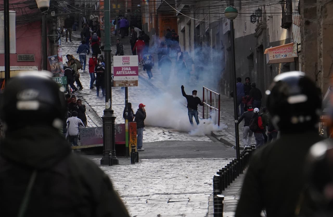 En un 
<a href="https://news.un.org/es/story/2019/11/1465491" target="_blank">comunicado</a>, la Alta Comisionada de Naciones Unidas para los Derechos Humanos, Michelle Bachelet, advirtió el sábado que el "uso innecesario o desproporcionado" de la fuerza policial o militar, puede llevar a la situación en Bolivia a "salirse de control".