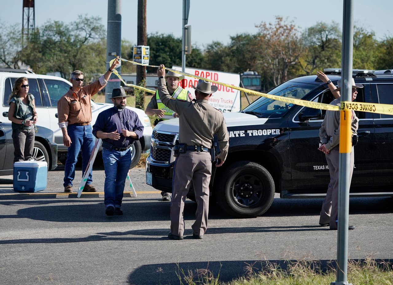 Las autoridades acordonaron los alrededores de la First Baptist Church of Sutherland Springs, una pequeña localidad ubicada al sureste de San Antonio.
