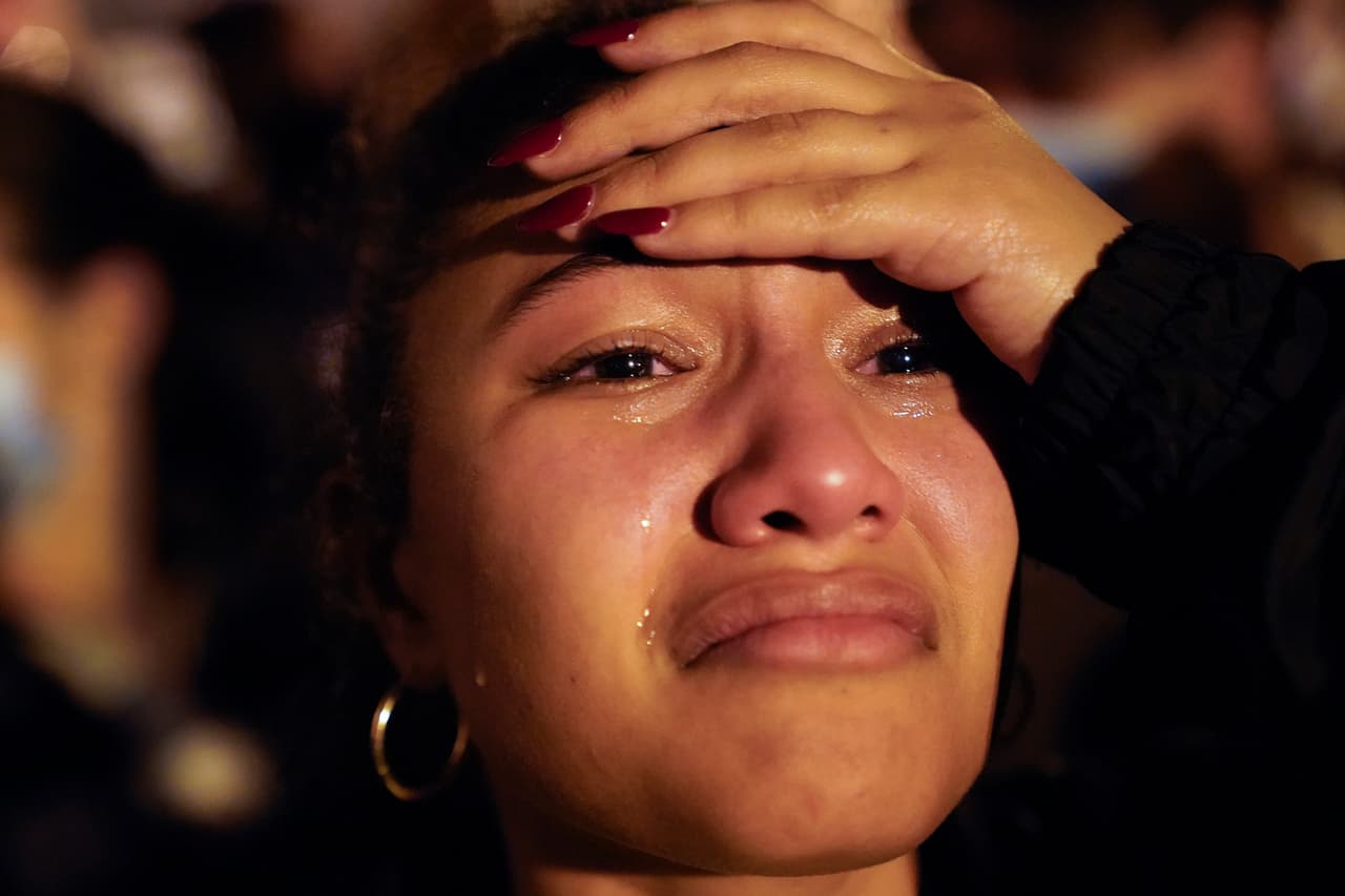Una joven emocionada escuchando el discurso de Biden en Washington DC.
<br>