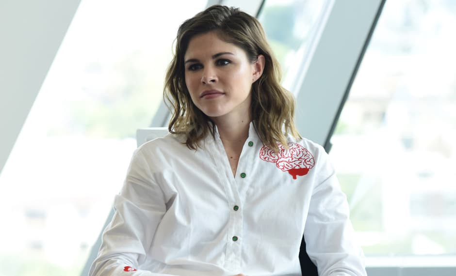 <b>Emily Weiss. </b>Comenzó como asistente de moda ocupación que en un principio combinó con la de bloguera cuando abrió 
<a href="https://intothegloss.com/"><i>Into the Gloss</i></a>, en 2010. Con este blog 
<a href="https://www.businessoffashion.com/community/people/emily-weiss">Emily</a> pretendía cubrir el nicho de productos de belleza, comenzó a curiosear en las bolsas de editoras, modelos, actrices, y cuanta mujer estilosa se dejara. Descubrió qué cosméticos usaban y que era lo que a esas mujeres les faltaba. Su siguiente paso fue crear su línea de maquillaje; Glossier.
<br>