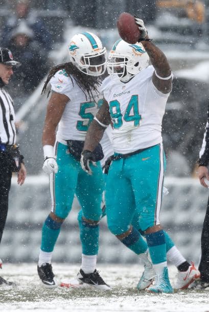 Los fanáticos de los Dolphins ya no hablan de la controversia Incognito/Martin, ni si Ireland o Philbin estarán con el equipo en el 2014, sino que pasan horas calculando… ¡porque tenemos chance de ir a los playoffs! Al principio de la temporada, y sobre todo, después de perder -casi deshonrosamente- contra Tampa Bay y Buffalo, los comentarios sobre Miami eran negativos. Qué si las novatadas, qué si Tannenhill, qué si el running game, qué si la línea ofensiva, que si… qué se yo… Pero ahora, las cosas han cambiado y solo se mencionan las posibilidades que tenemos de jugar en enero. ¡Ay, bendito! Bueno, después de este encontronazo con los portadores de las terribles toallas amarillas, donde salimos vencedores … por media pulgada… 34-28, ya todo me parece posible. Arriba Tannenhill (20 de 33, para 200 yds); arriba Wake and Odrich; arriba Thomas (105 yds, un TD en 16 acarreos); arriba Clay con sus dos TD y arriba Philbin, que mantiene el invicto en la revisión de las jugadas (obtuvo el cambio de “incomplete pass” a TD de Hartline). ¡Arriba, Dolphins, seguimos cuesta arriba!