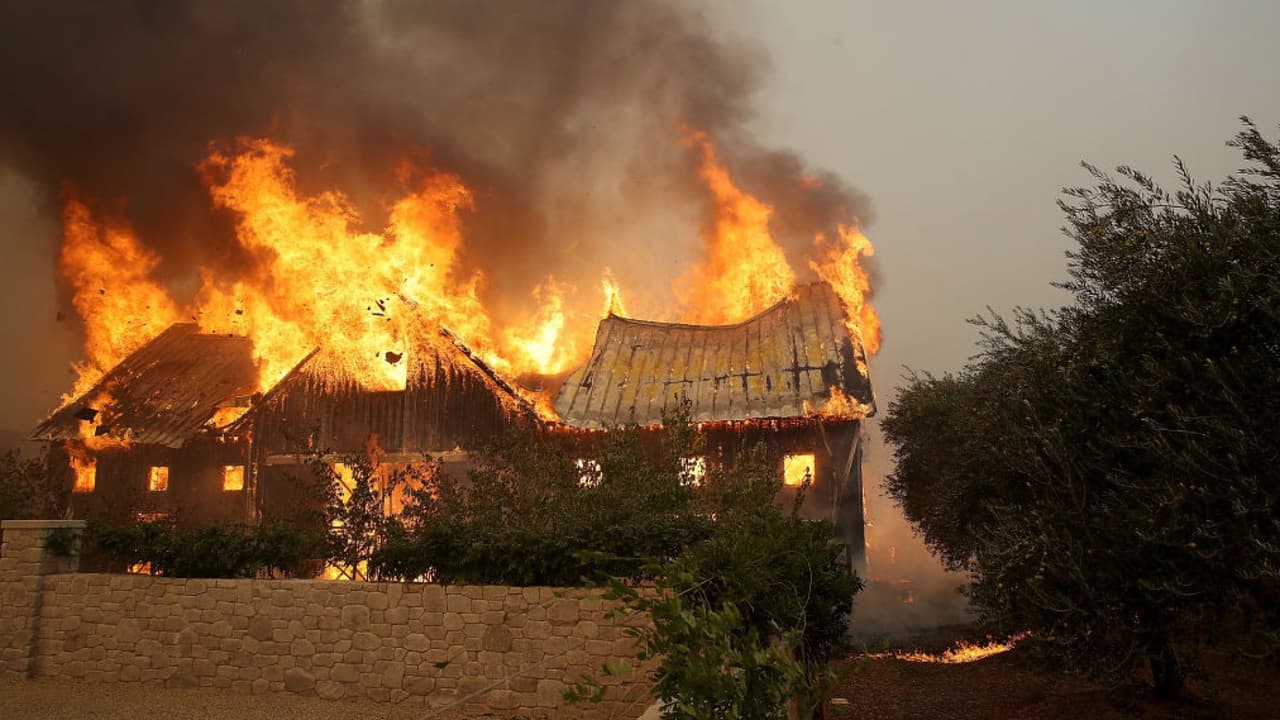 Crece la amenaza de las incontrolables llamas del incendio Getty al oeste de Los Ángeles