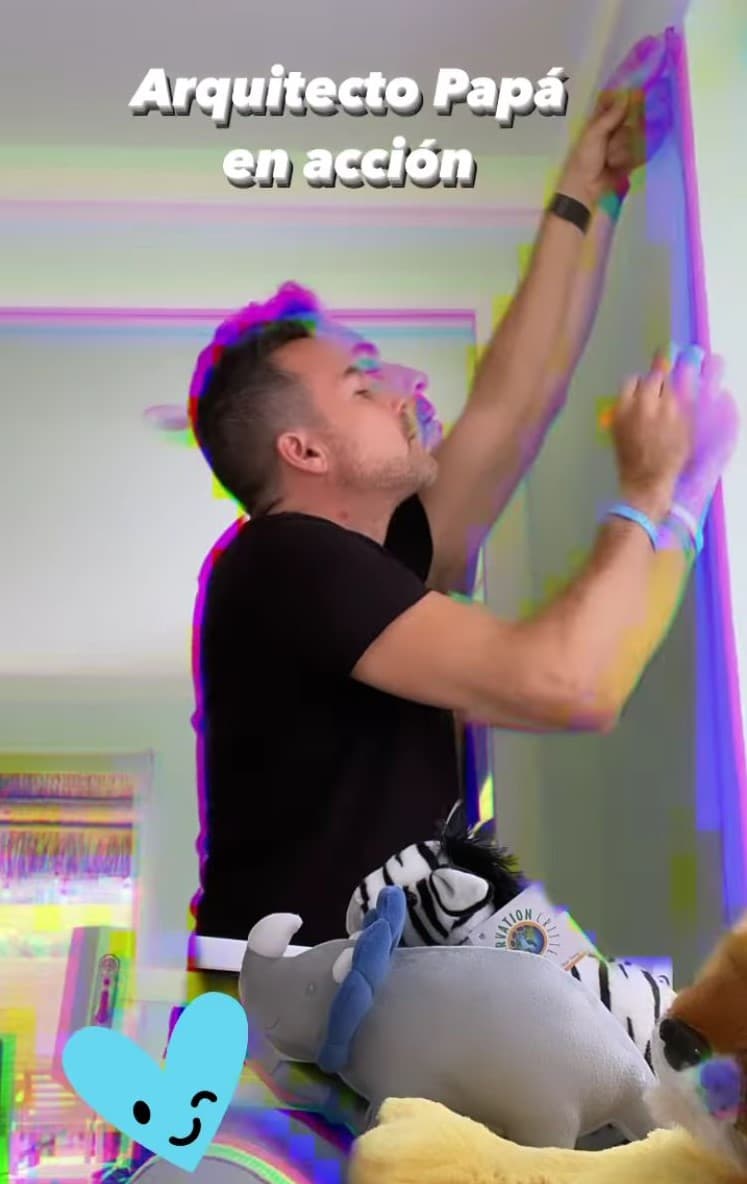 Sin embargo, luego se puso a trabajar: "Arreglando el cuarto de mi bebé. Soy arquitecto y papá", escribió el conductor mexicano en el video que compartió en donde se le ve muy feliz en la habitación de baby Calderón.