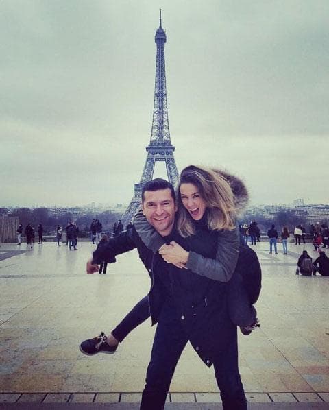 Para más tarde aclarar su situación sentimental en el programa 'Hoy': "Somos blanco de muchos chismes, de muchas cosas, pero bueno, el chiste aquí es no exponerte, a que hablen de ti, hay veces que pasa y ni modo, y les digo, con el corazón en la mano, que lo que sucede adentro de las puertas de mi casa me lo quedo yo, pero estamos bien".