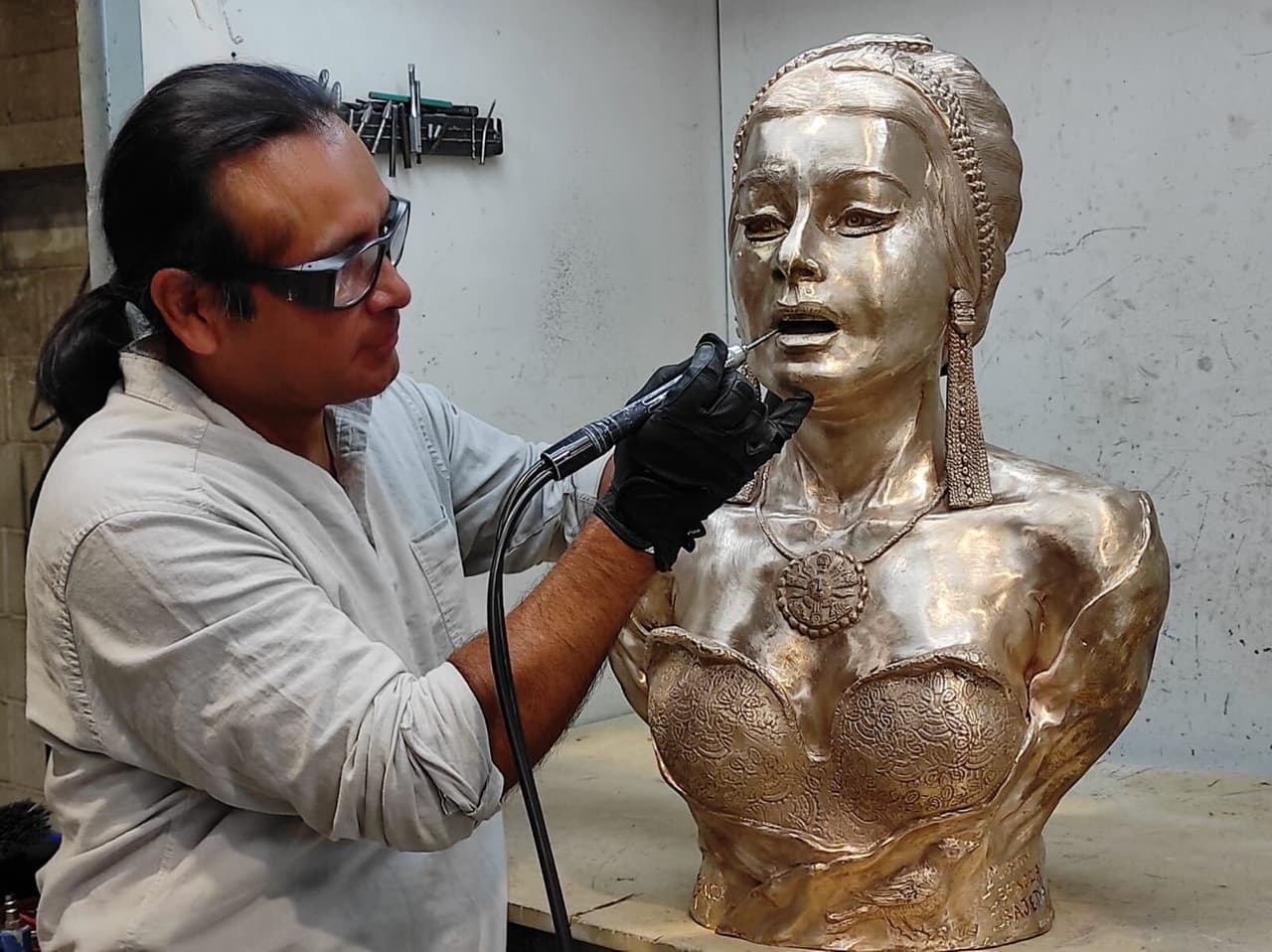 Aunque ya no está físicamente con nosotros, Yma
<i>Súmac </i>es inolvidable gracias a su gran legado artístico y cultural. La bellísima escultura de Yma
<i>Súmac</i> fue donada al cementerio Hollywood Forever por el escultor peruano francés Martín Espinoza Grajeda.