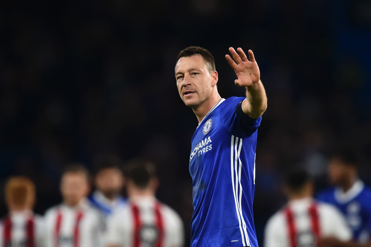 El inglés John Terry, a pesar de estar casado, tuvo un romance con la esposa de su compañero de selección Wayne Bridge. Este escándalo le costó la capitanía de su país.