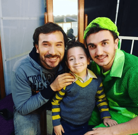 Al igual que los fans de Galavisión, le gusta el humor de 'La Familia P. Luche'. Durante unas grabaciones, no dejó pasar la oportunidad para tomarse una foto junto a Junior y Ludoviquito P. Luche.