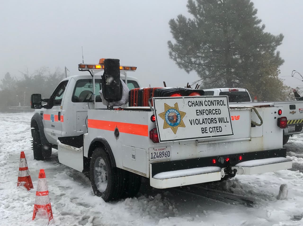 Personal de transporte se encarga de revisar que los automovilistas hacia Big Bear porten cadenas. Quienes violen esta instrucción cometen falta.