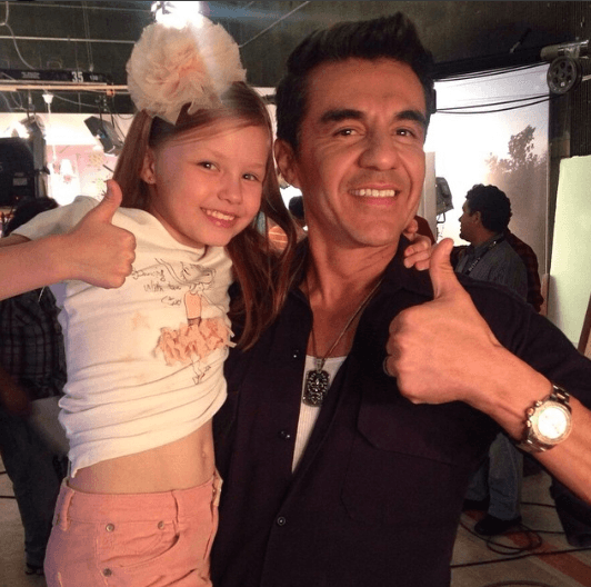 Johnny con la pequeña Luz, interpretada por 
<b>Isabella Tena.</b>