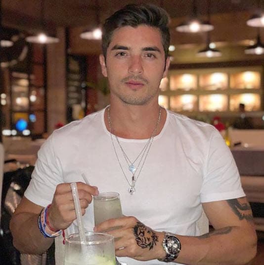 Según el modelo, la querella es para que Frida Sofía "
<b><a href="https://www.univision.com/famosos/ex-de-frida-sofia-decide-cortar-de-tajo-con-ella-y-con-el-pleito-que-tiene-con-alejandra-guzman-fotos" target="_blank">ya deje de hablar de uno</a></b>, que dejen los chismes, las mentiras y lo que están hablando".
<br>