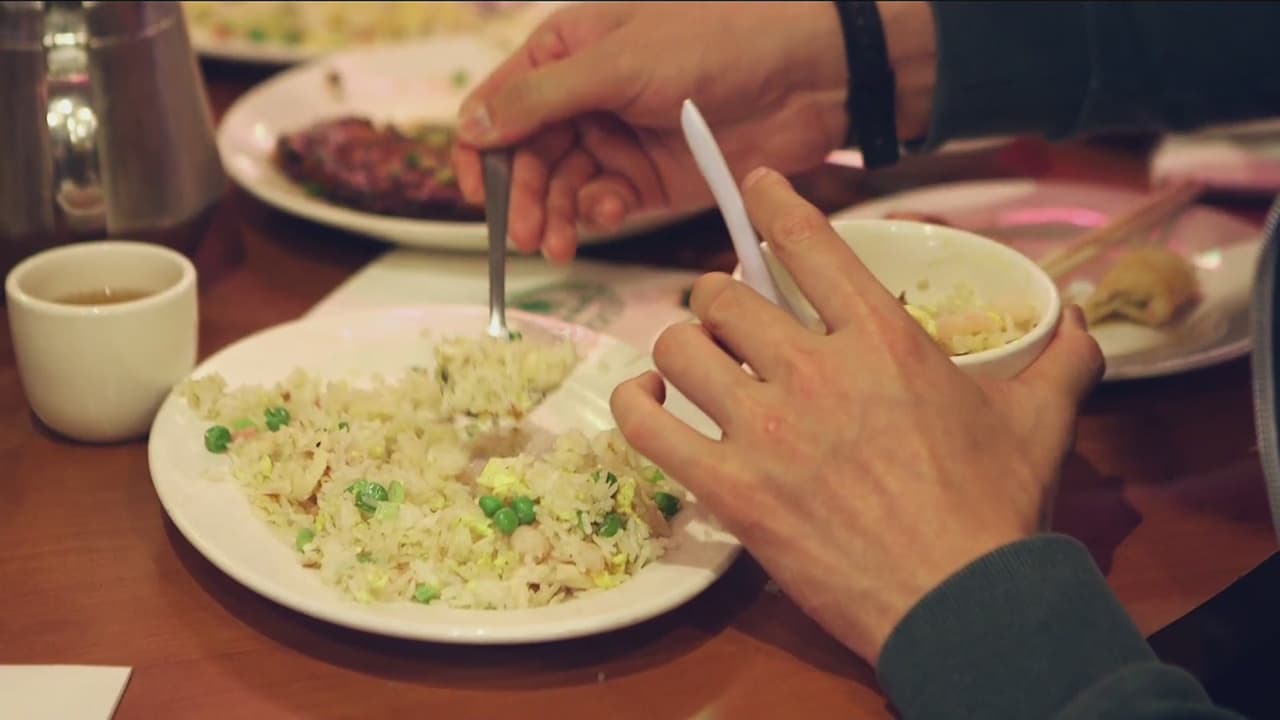 Si visitas este lugar no puedes dejar de comer en alguno de los restaurantes chinos.
