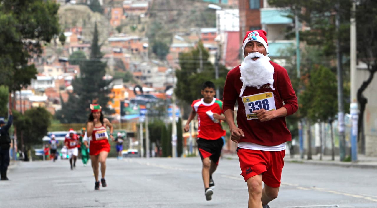 Adelantándose a los excesos gastronómicos de estas fechas, en La Paz (Bolivia) han comenzado la Navidad con una carrera.