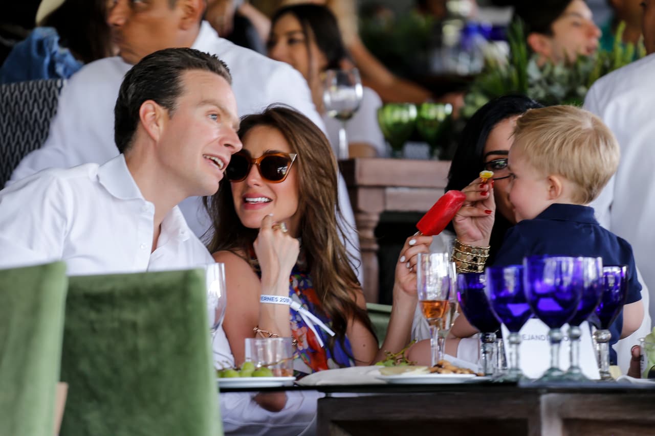 "A Anahí le llevaba flores, le regaló cosas, estuvo muy atentito Velasco con Anahí. Anahí, todo el tiempo que estuvo en Chiapas olvidó la carrera artística, olvidó todo, para convertirse en la mamá de 
<b><a href="https://www.univision.com/entretenimiento/el-bebe-de-anahi-y-el-politico-manuel-velasco-ya-dio-sus-primeros-pasos-fotos" target="_blank">'Mano'</a></b>, el bebé que tienen ellos", contó el periodista.