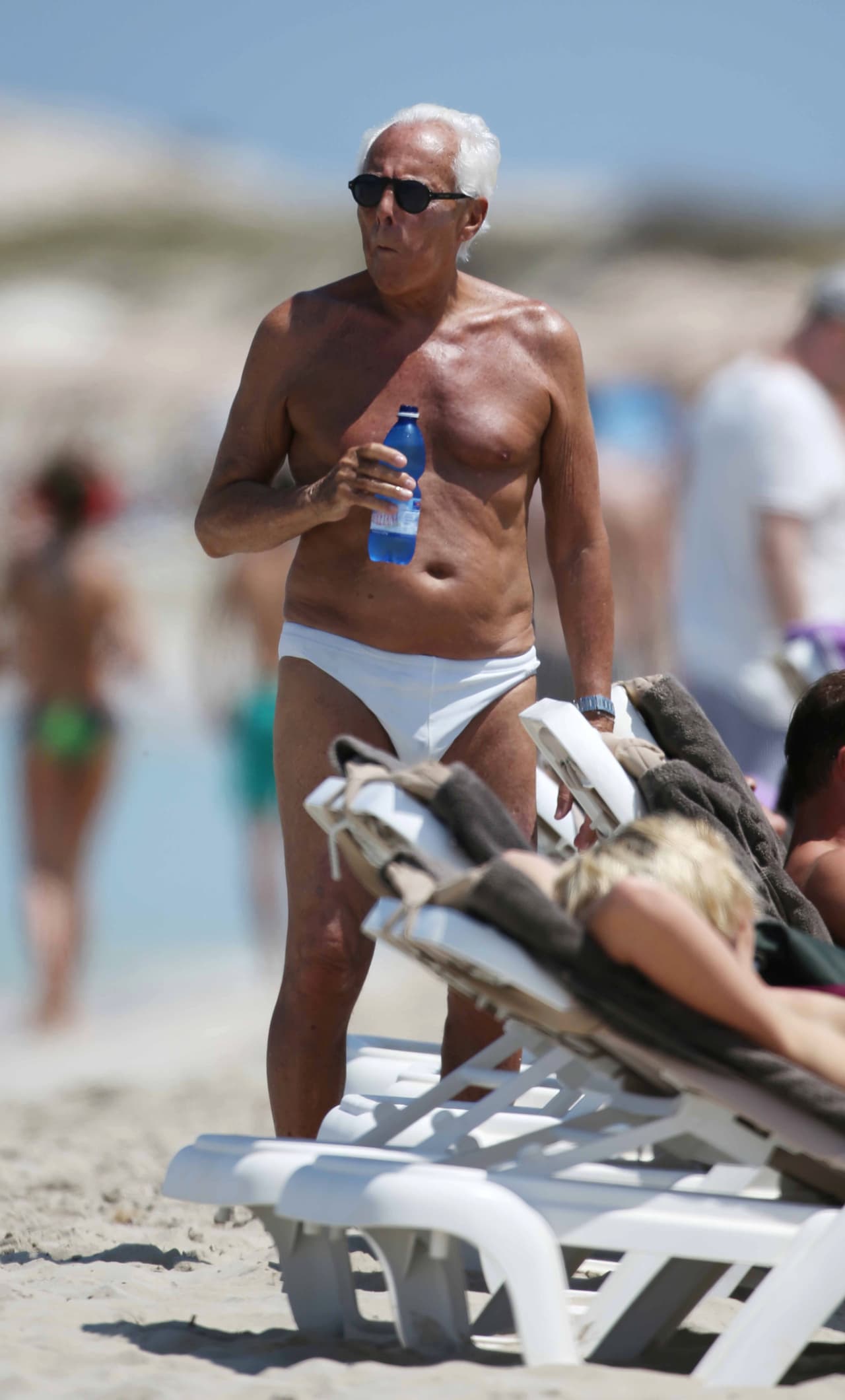 Giorgio Armani en traje de baño