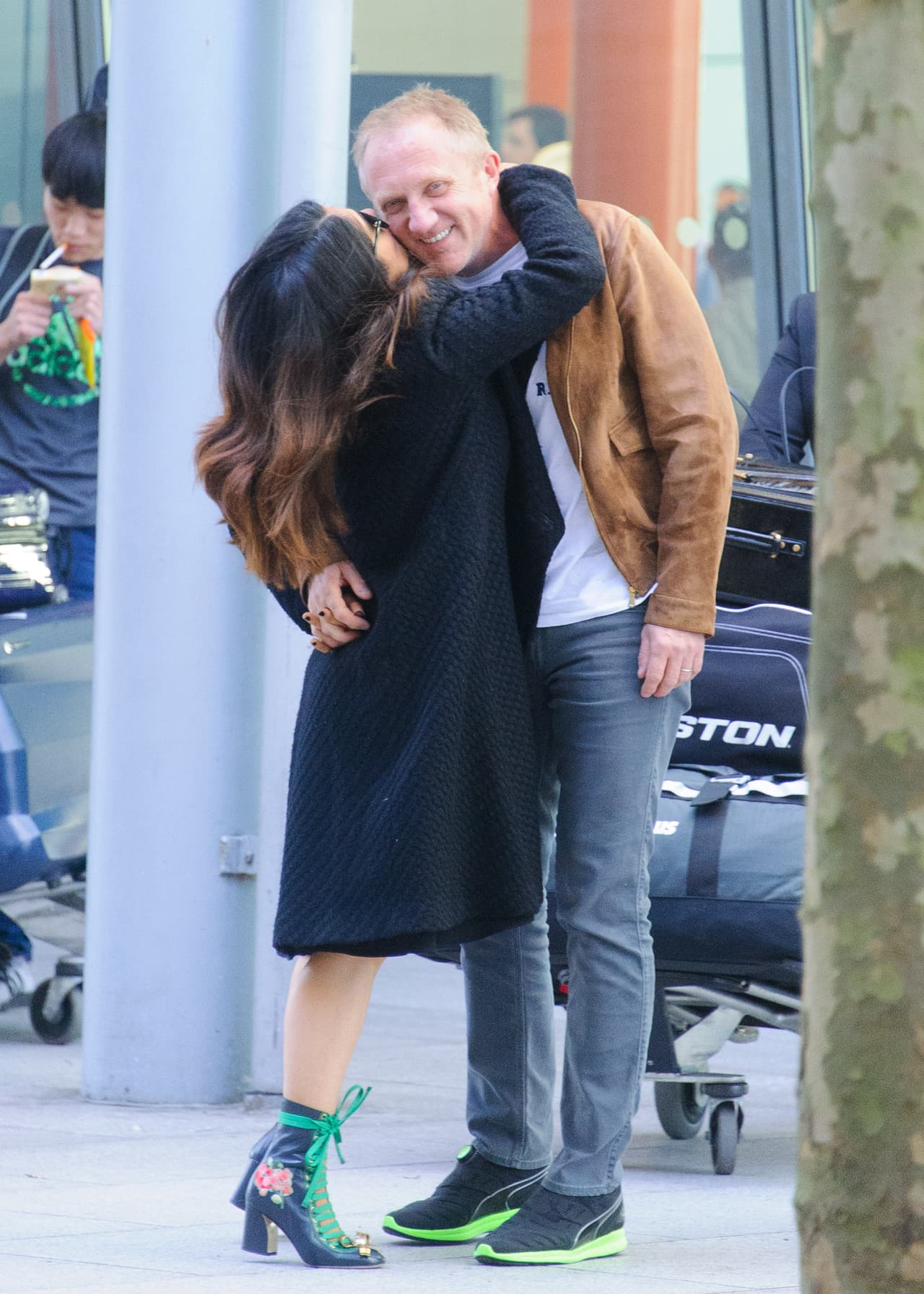 La mexicana se le fue encima con besos y abrazos.