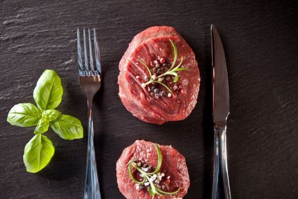 Las consecuencias en contra es que puede provocar problemas cardiovasculares, colesterol alto y obesidad.