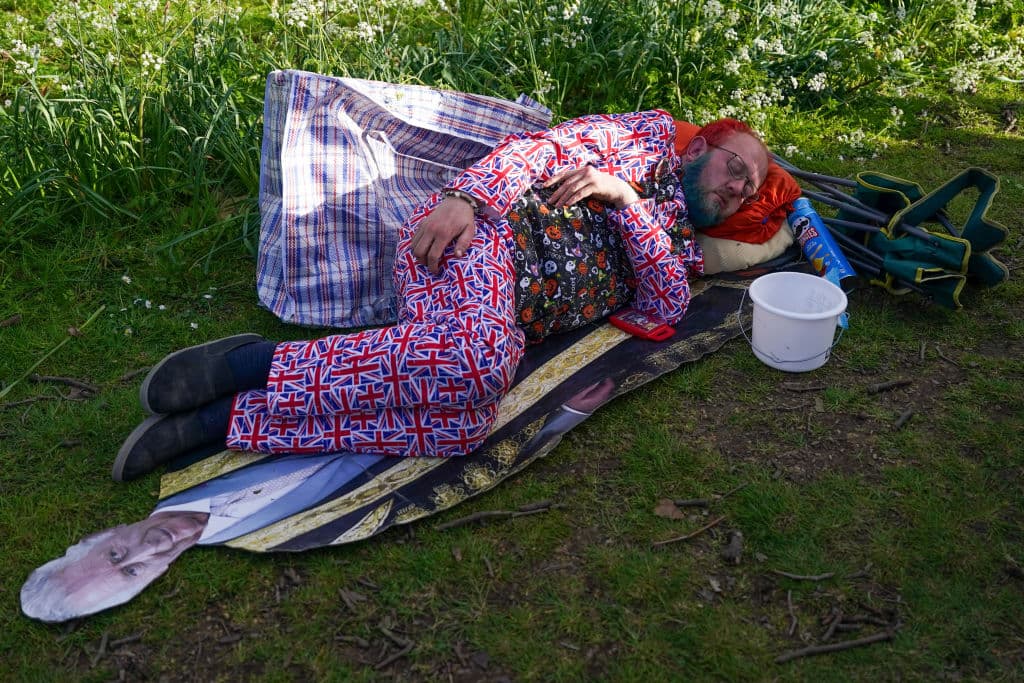 Algunos incluso llevan algunos días acampando y durmiendo tras las barreras colocadas en The Mall, la gran avenida londinense que nace en el propio Palacio de Buckingham.