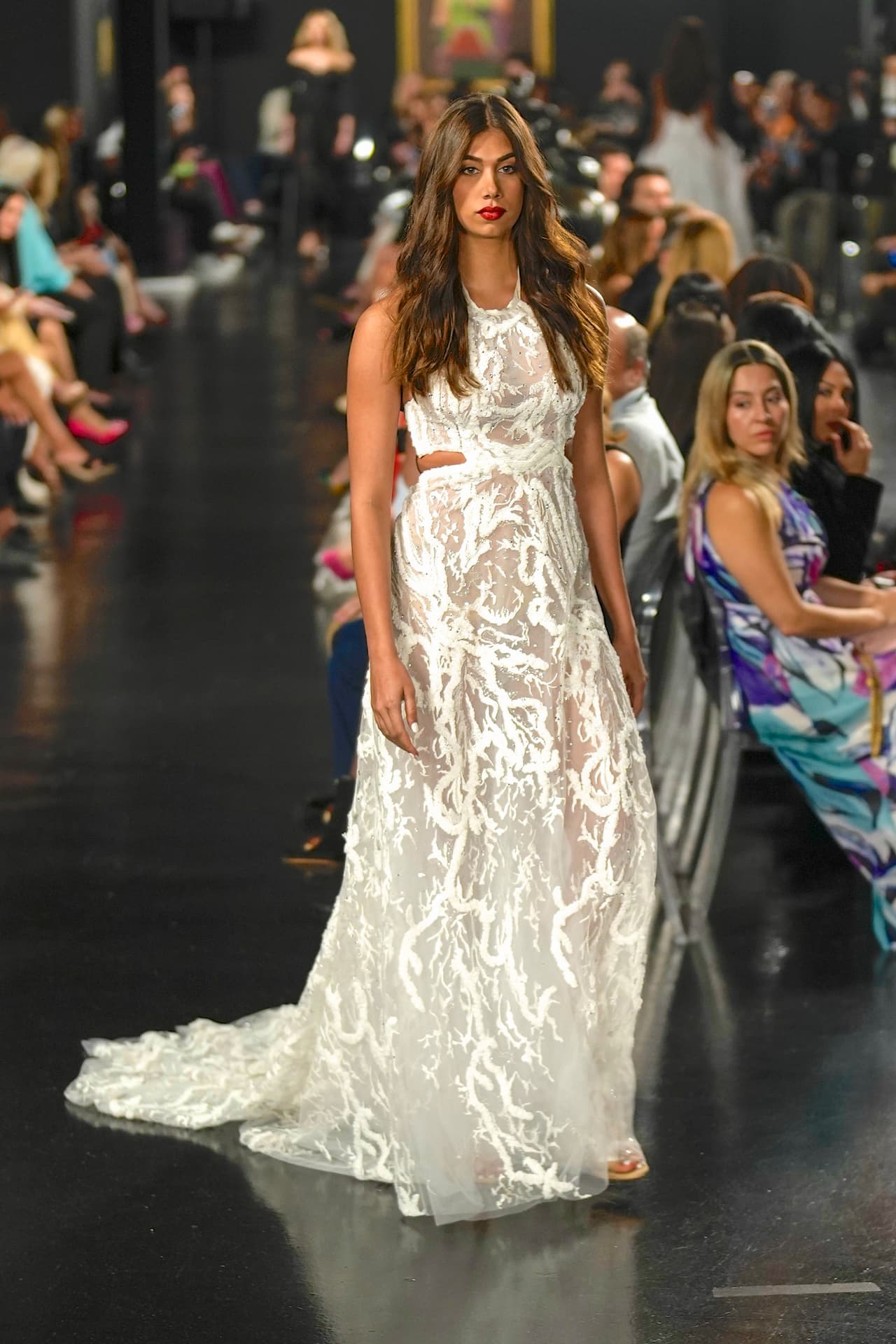 Así desfiló Lina Luaces, la hija de Lili Estefan, en una de las pasarelas del Miami Fashion Week 2024.