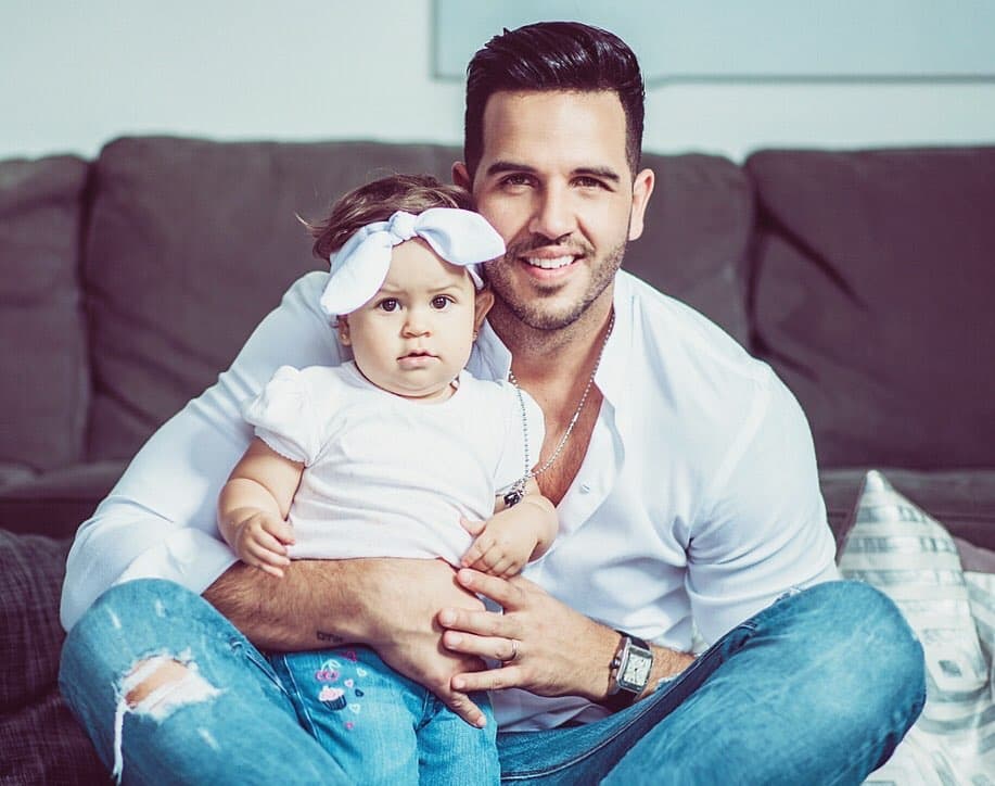 A la más pequeña de sus muñecas le está enseñando a explorar el mundo y juntos están viviendo grandes aventuras.