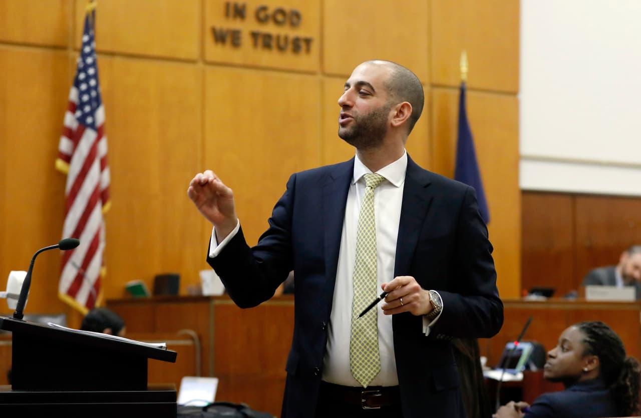 Su abogado Todd Spodek explicó a 
<a href="https://www.gq.com/story/soho-grifter-courtroom-stylist" target="_blank">la revista GQ</a> que, para evitar que Anna se presentara en el uniforme de la cárcel donde se encuentra internada, debió mandar comprar ropa por $200 dólares para darle una apariencia como “lo que ella es”.