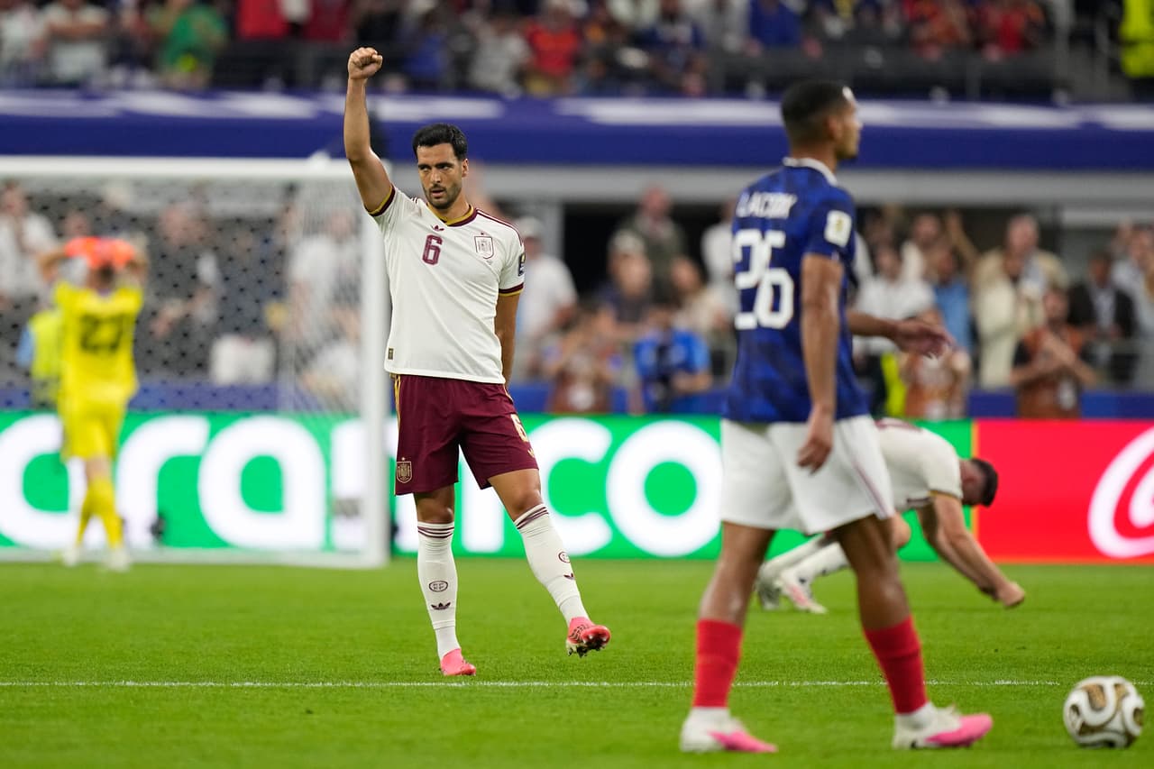 El español Mikel Merino reacciona tras el pitido final del partido de semifinales de la Copa del Mundo de fútbol entre Francia y España en Arlington, Texas, cerca de Dallas, el martes 14 de julio de 2026.