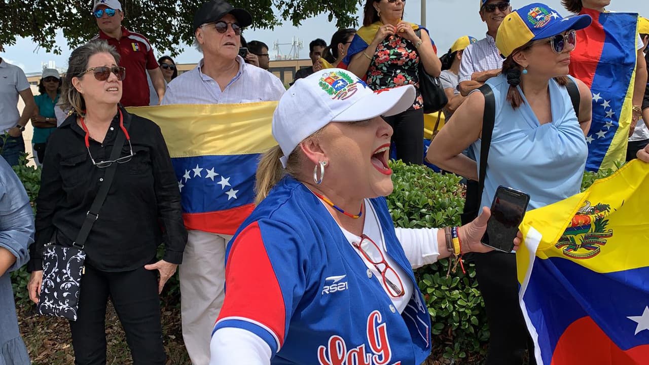 Entre cantos y cartelones manifestaron su apoyo.