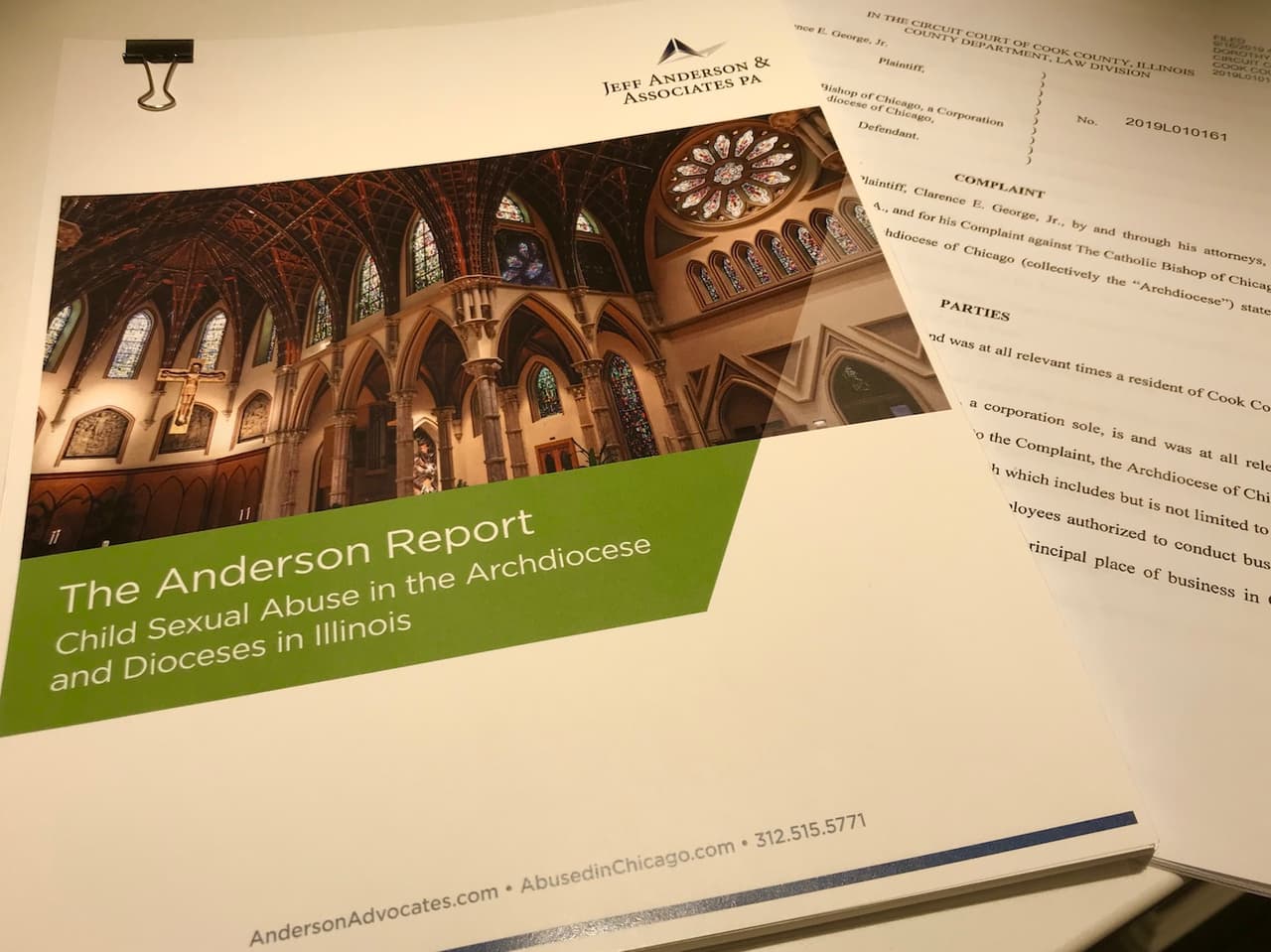 Imágenes de retratos de acusados de abuso, mapas, nombres y la cifra de los gastos de la Arquidiócesis.