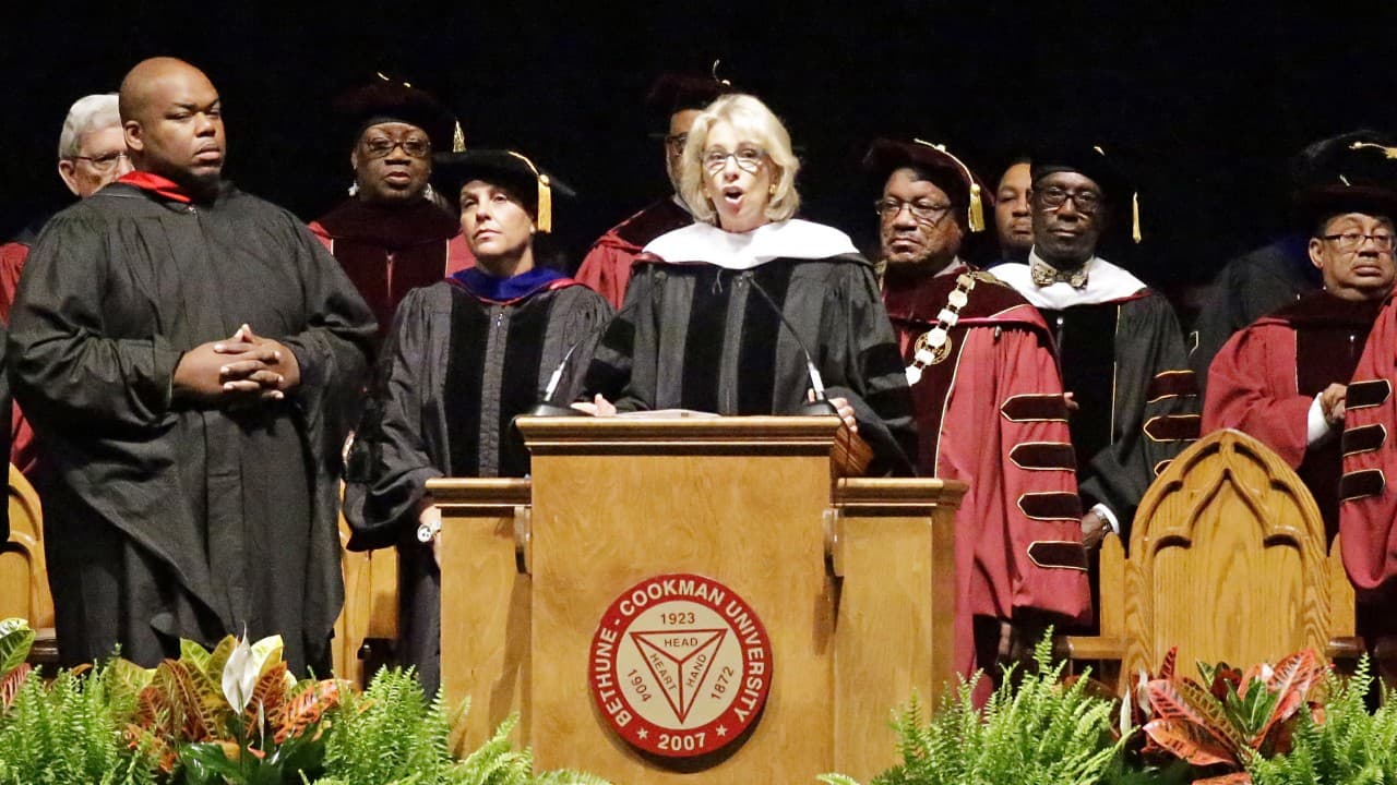 Abuchean y le dan la espalda a Betsy DeVos mientras daba un discurso de graduación en una universidad históricamente negra