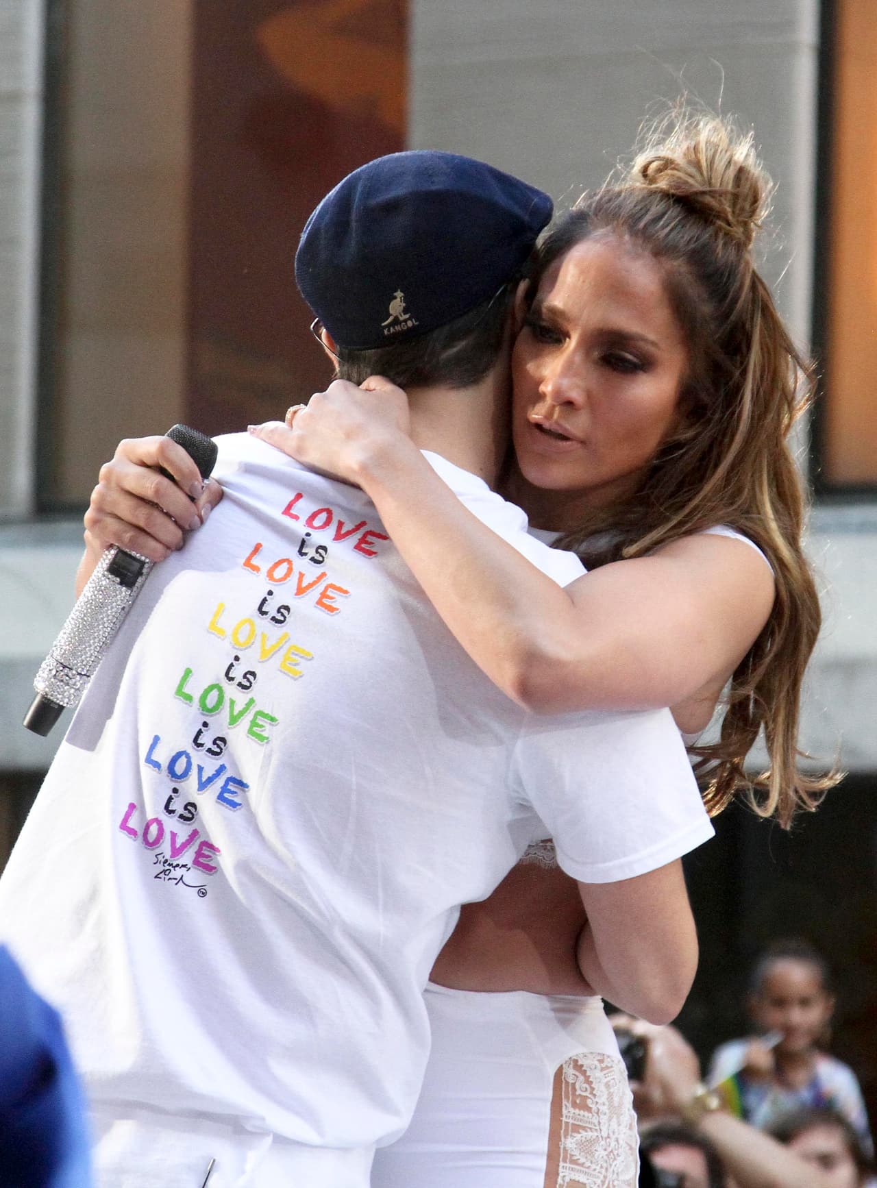 Pero JLo ha estado muy ocupada ya que hace unos días ofreció una presentación súper urbana en las calles de Nueva York.