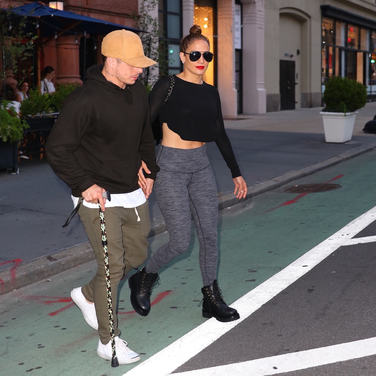 Es por eso que ella no se cansa de ir con él a cada paso que dan. ¡Son una gran pareja!