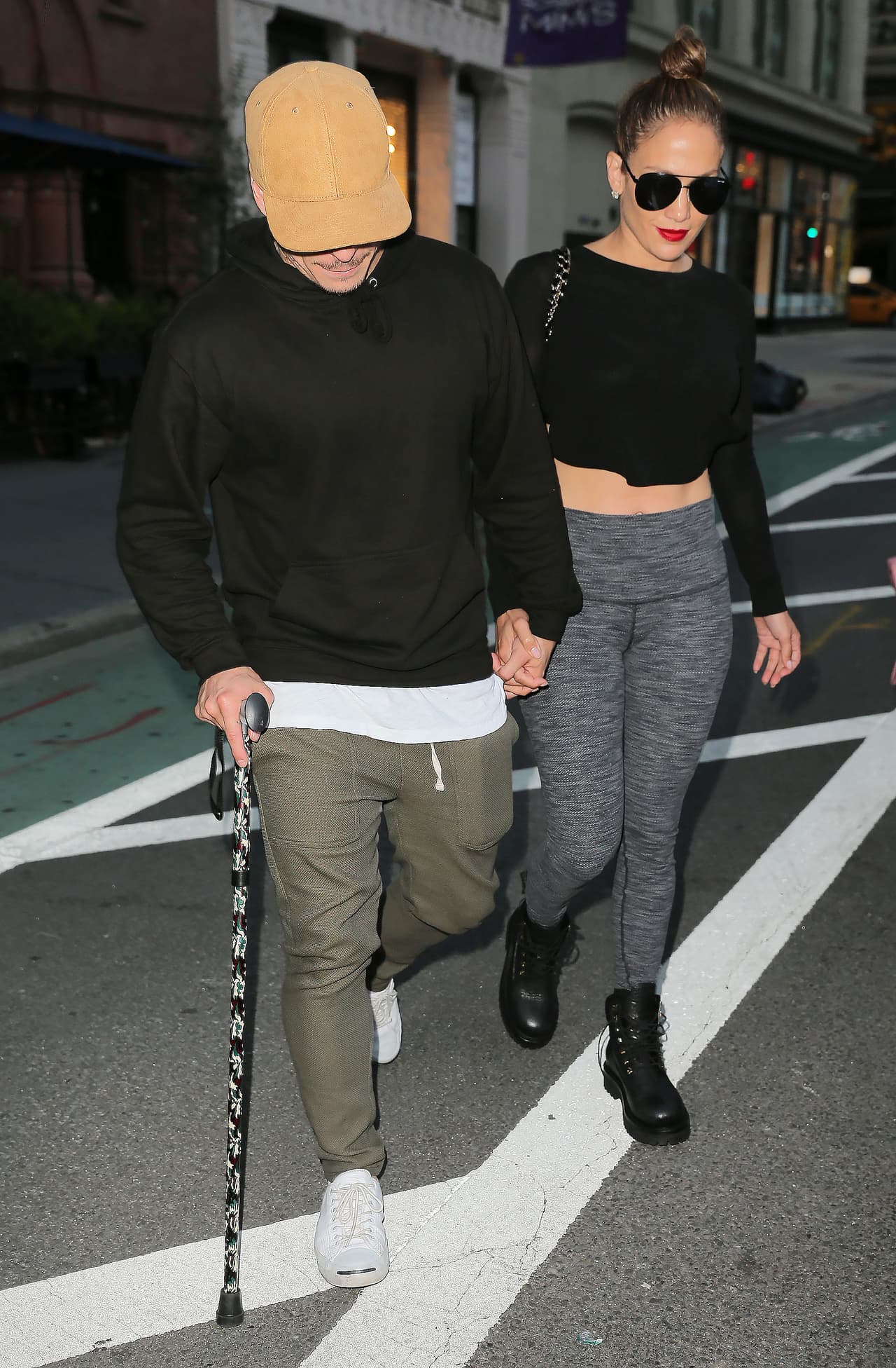 Pero JLo no salió sola a pasear ya que su querido novio Casper iba con ella a cada lugar.