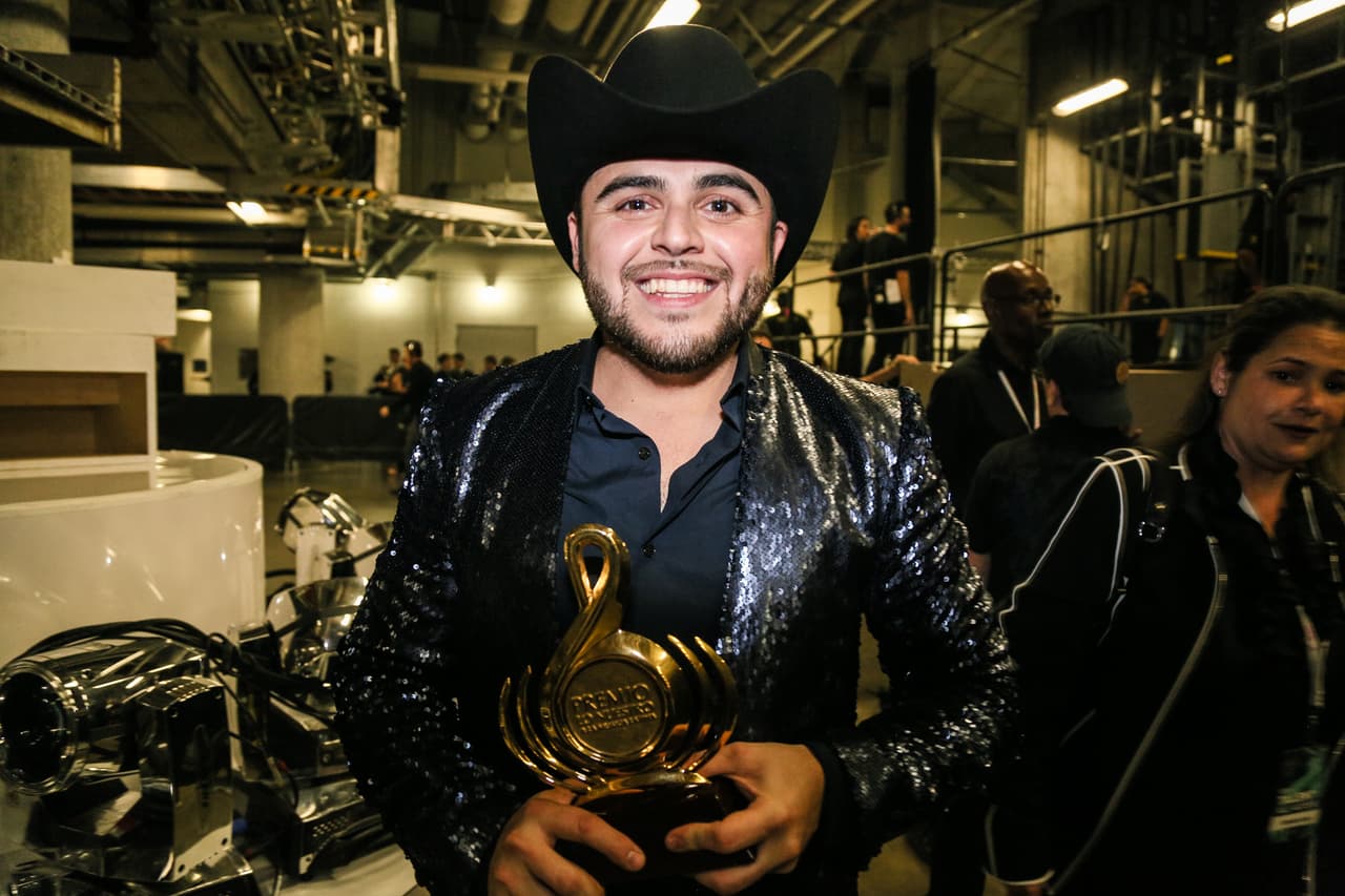 Una cosa fue lo que viste en televisión y otra lo que te perdiste. Pero, relax! Nuestro lente te trae el detrás de cámaras de la esta entrega de Premio Lo Nuestro.