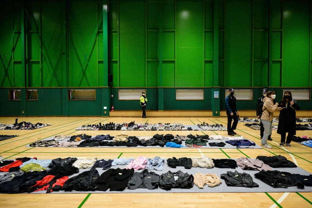 Entre las posesiones más extrañas se encontro una copia en ruso del libro "Las aventuras de Sherlock Holmes". La embajada de Moscú en Seúl dijo que tres jóvenes rusas murieron en el desastre.