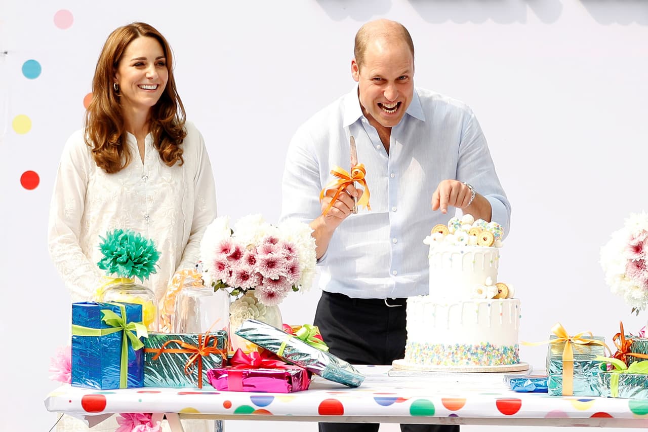 Allí, asistieron a una 
<b><a href="https://www.univision.com/famosos/el-principe-william-y-kate-middleton-comienzan-una-gira-distinta-en-pakistan-fotos" target="_blank">fiesta de cumpleaños </a></b>de uno de los niños en la que hubo juegos, música y pasteles tradicionales paquistaníes.
<br>