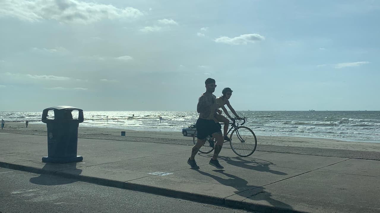 Un comunicado del condado dice que las personas podrán hacer actividades como surfear, pescar y nadar en las horas permitidas.