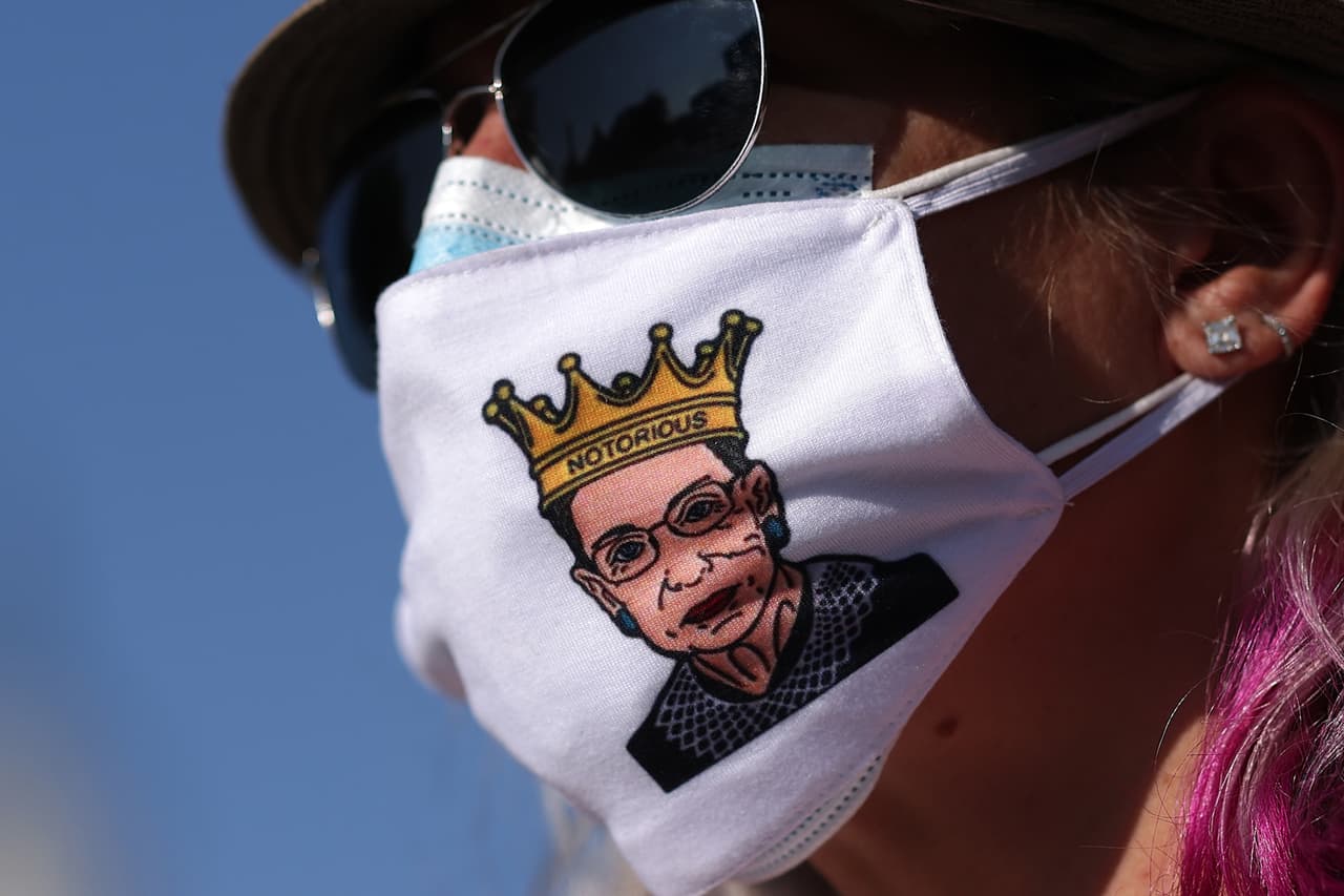 El ícono de la magistrada tiene una variación también muy conocida: su rostro acompañado de la frase ‘Notorious RBG’, una imagen con un origen más complejo. Shana Knizhnik, una bloggera, creó un meme para resaltar la disidencia de Ginsburg en caso de la Corte Suprema que desmanteló en 2013 parte de la Ley de derecho al voto, que 
<a href="https://www.univision.com/univision-news/politics/new-laws-could-make-it-harder-for-latinos-to-vote"><u>prohíbe la discriminación racial en las votaciones</u></a>.