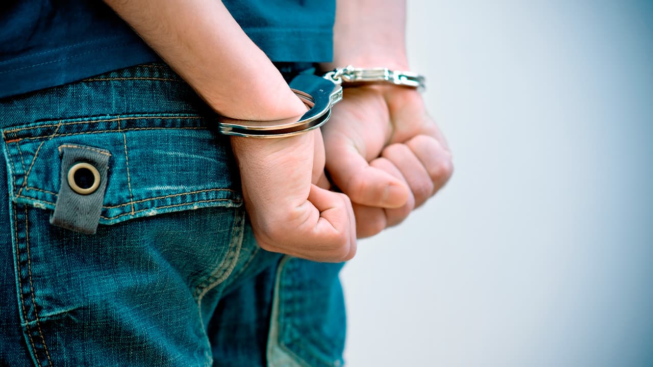 FBI arresta a menor de edad por amenazas terroristas en el aeropuerto de SLC