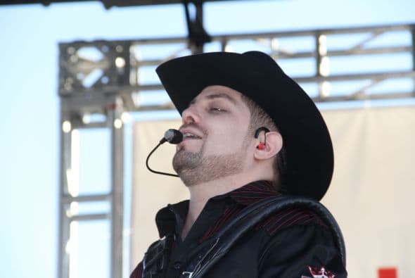 Los corridos de la banda grupera “Voz de Mando” se hicieron sentir en los Latin Grammy Streets Parties en Phoenix, donde los fanáticos esperaban ansiosos y cantaron con entusiasmo las más famosas canciones de esta agrupación. 