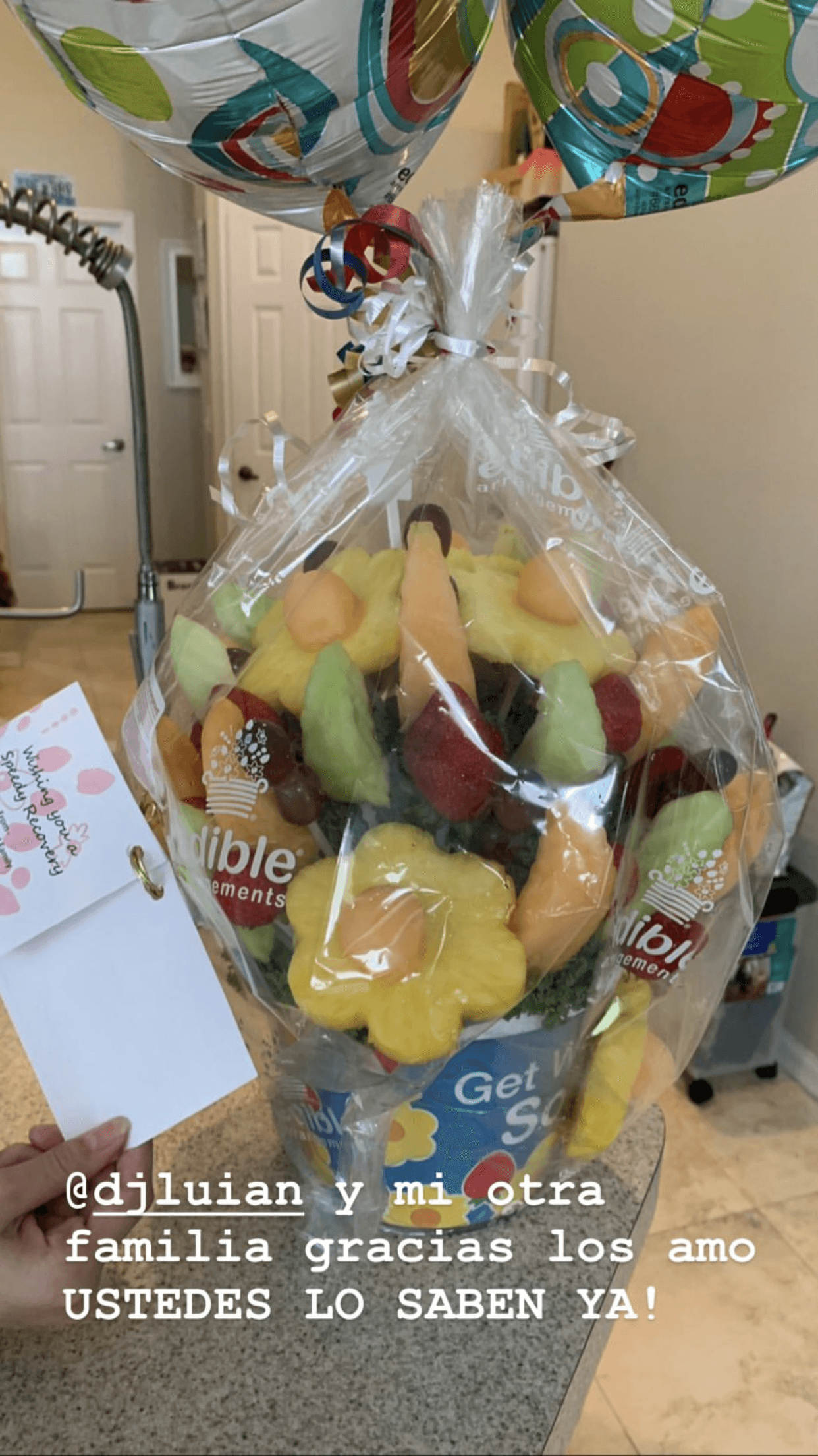 Arcángel, 
<b><a href="https://www.univision.com/shows/el-gordo-y-la-flaca/arrestan-al-reggaetonero-arcangel-en-la-vegas-por-presunta-violencia-domestica-video" target="_blank">quien en su infancia vivió en Puerto Rico</a></b>, también compartió las muestras de apoyo que ha recibido en su convalecencia. Por ejemplo, esta foto muestra el arreglo frutal que le hizo llegar 
<b><a href="https://open.spotify.com/artist/64aJYyrXljOodnUG6jvhRD?autoplay=true&v=A">DJ Luian</a></b> y que acompañó con una tarjeta en la que se lee: "deseando que tengas una rápida recuperación".