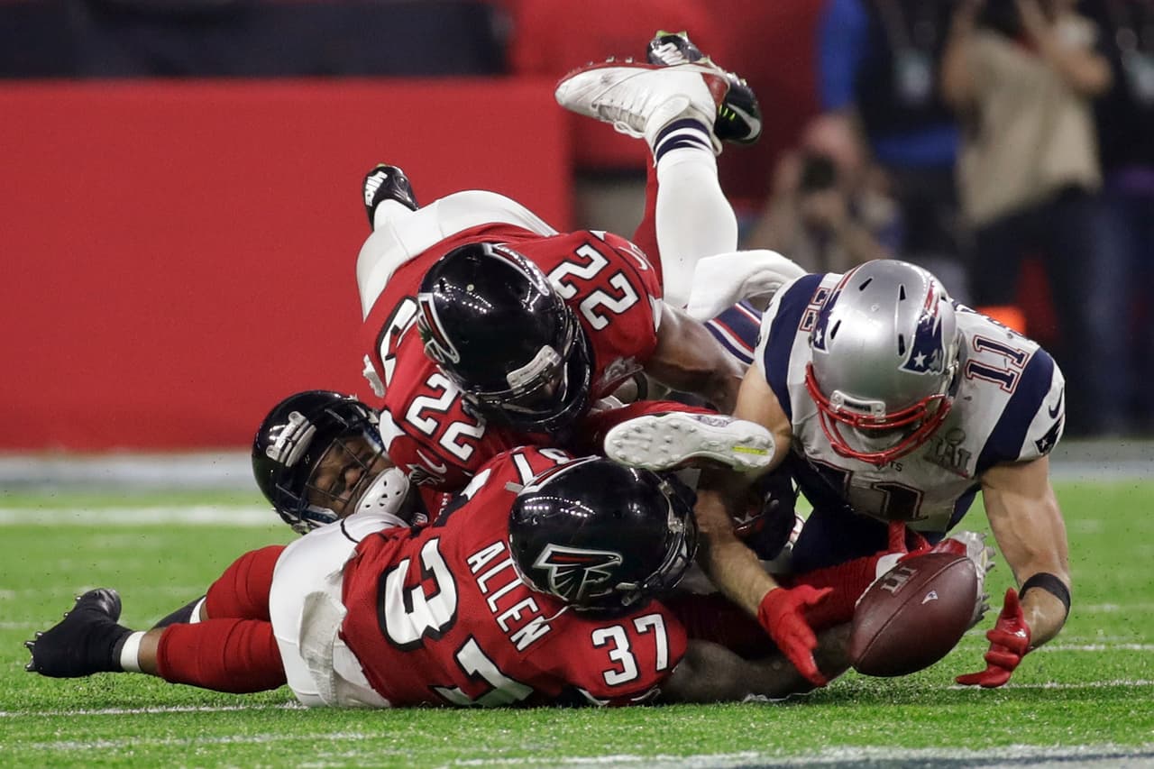 Una atrapada de Julian Edelman fue una de las jugadas brillantes en la remontada y triunfo de New England Patriots contra Atlanta Falcons en el Super Bowl del 2017.